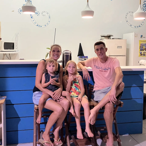 Nathalie et Anthony accompagnés de leurs 2 filles prennent en charge les clients du gite Ty Koko