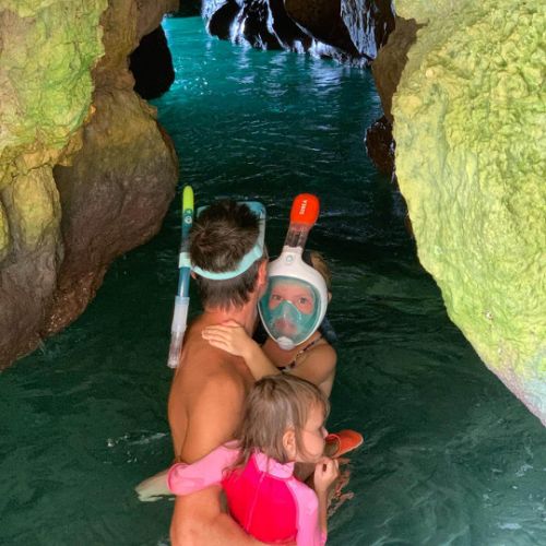 Dans la Grotte de la plage de la Caravelle