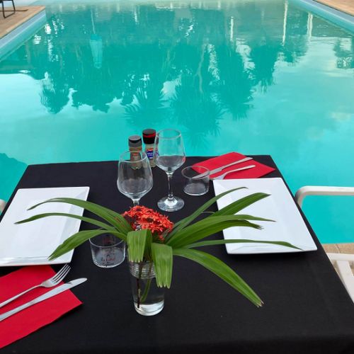 Le dîner est servi près de la piscine